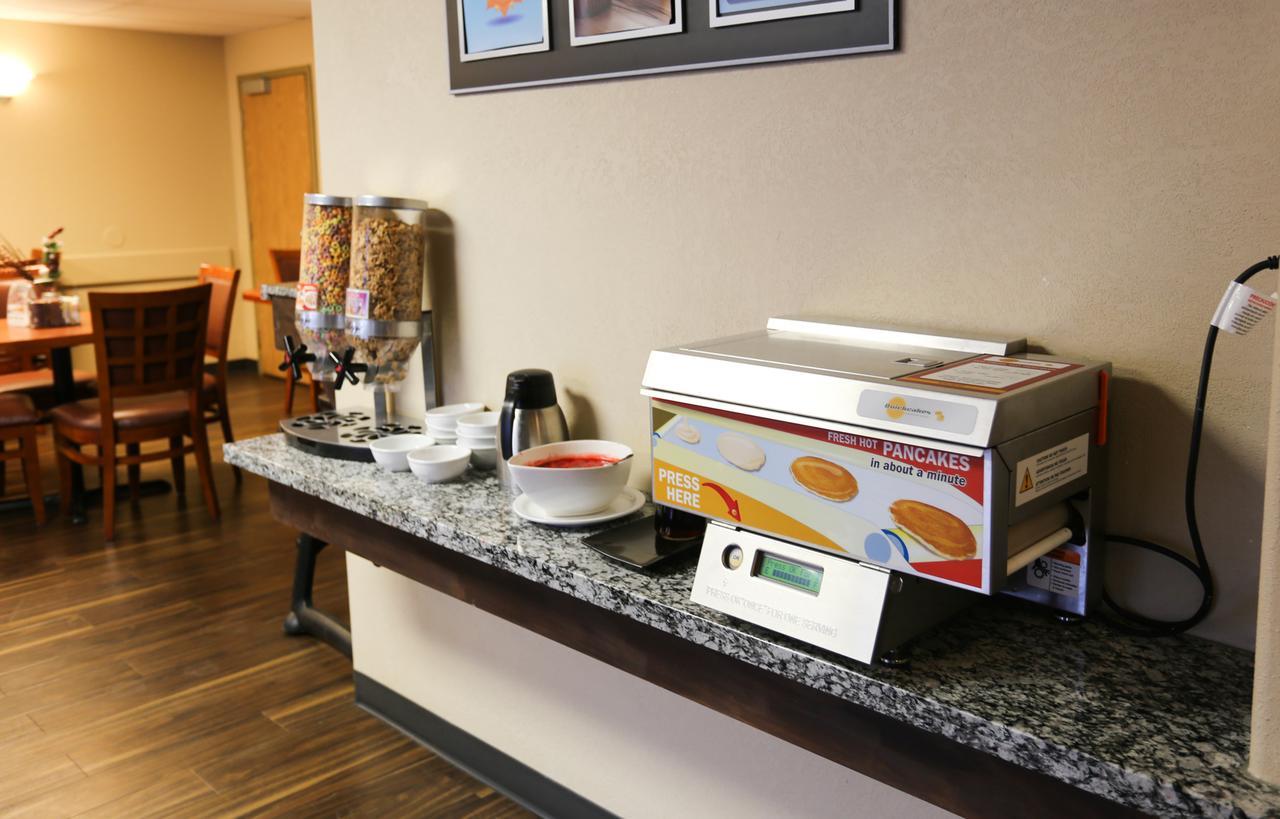 Days Inn By Wyndham Calgary Airport מראה חיצוני תמונה