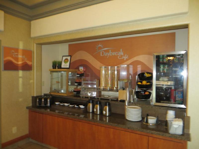 Days Inn By Wyndham Calgary Airport מראה חיצוני תמונה